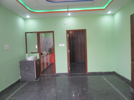 9) Li Id 202 - First Floor Hall.JPG